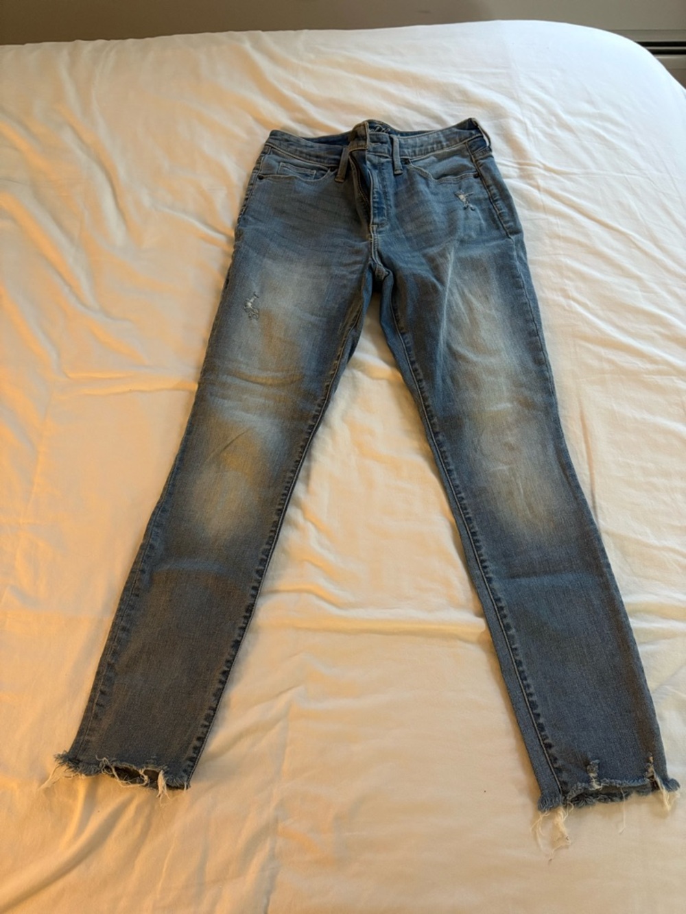 Distressed skinny jeans